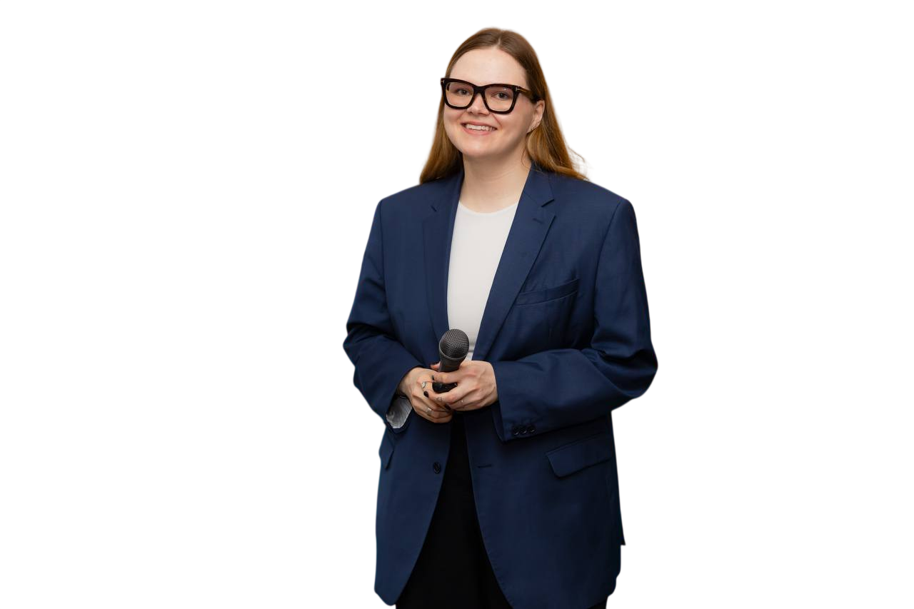 Арина Шабалина с микрофоном на выступлении
